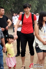 组图：姚明可爱女儿曝光 三岁小萝莉个头高