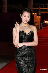 组图：胡杏儿亮相TVB台庆红毯演绎高贵黑天鹅