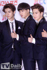 组图：EXO等走金唱片红毯 泫雅透视装内衣尽显