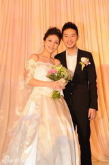 组图：沙溢胡可新婚拍全家福 新人甜蜜拥抱