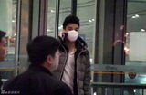 组图：贾乃亮轻装回京 机场一路口罩遮面