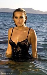 组图：捷克超模佩特拉-内姆科娃海边拍性感写真