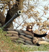 组图：导演朱莉教演员耍枪 买堡垒蛋糕为剧务庆生