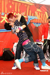 幻灯图：大嘴巴成员拜月老求姻缘 40宗华当众献吻