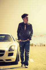 组图：霍建华写真携车出镜 自由洒脱释放天性