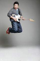 组图：刘天佐拍最新写真 展诙谐男性魅力