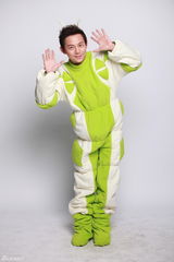 组图：何炅谢娜再现大风车经典 蔡妍模仿李玟