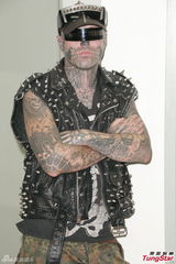 组图：麦浚龙邀僵尸男拍MV 否认有子暂无心当爸