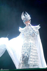 幻灯图：郑少秋表现抢眼帅气 提女儿欣宜满脸幸福