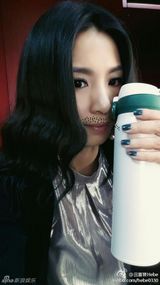 组图：Hebe自黑美照 恶搞媒婆痣胡渣