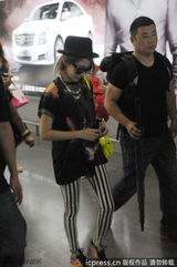 组图：萧亚轩黑超遮面亮相 与粉丝机场合影