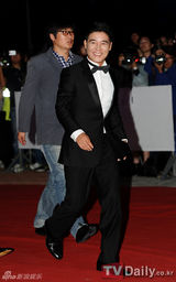 组图：韩国男女影星盛装参加釜山国际电影节