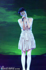 组图：王菲成都开唱红裙霸气 不返场只道4声谢谢