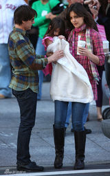 幻灯图集：小苏瑞随父母上街 天凉也要秀时尚