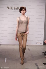 组图：文咏珊清爽亮相时装展 黄耀明展留须造型