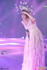 组图：容祖儿半裸开唱 自嘲瘦到没胸只剩两点