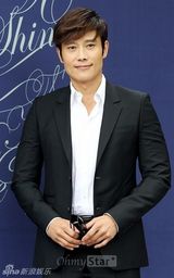 组图：申贤俊娶小12岁娇妻 玄彬张东健到场祝贺