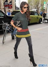 组图：贝嫂以招牌扑克脸示人 撞色连衣裙潮范足