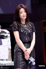 幻灯图：全智贤秀发飘飘现身上海 蕾丝黑袜打性感牌 