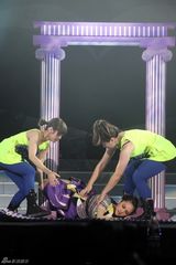 高清组图：杨丞琳火红舞衣拍封面 独家曝光摔伤镜头