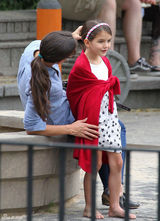 组图：凯蒂-赫尔姆斯带苏瑞玩耍显露母爱