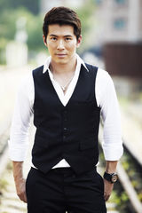 组图：黄少祺随性压铁路展质感型男风采