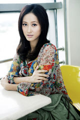 组图：袁志博新写真绽放春日气息