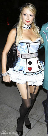 组图：希尔顿变装扑克女佣 阿诺长子扮亚里士多德