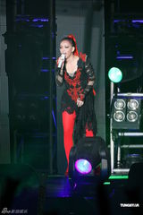 组图：阿妹身著爆乳装开唱 歌迷现场点唱饱耳福