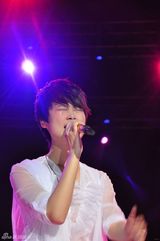 高清图：李宇春个唱成催泪弹 谢霆锋重弹吉他落泪