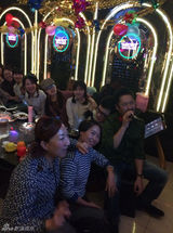 组图：吴秀波变麦霸组局与员工K歌 亲密合影