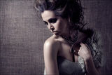 组图：伊丽莎-杜什库颓废写真 着华服慵懒性感