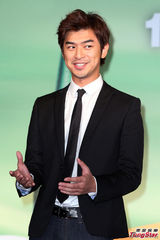 组图：陈柏霖迈入三十大关 代言生啤不惧啤酒肚