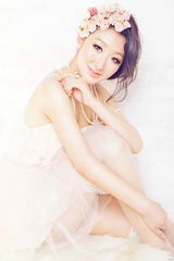 组图：李依馨拍裸背写真 性感魅惑不失优雅