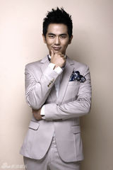 组图：张晓龙魅力大片演绎优雅绅士