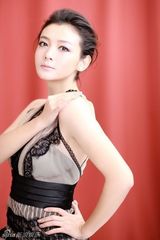 组图：崔波全新写真曝光 妖娆妩媚魅惑迷人