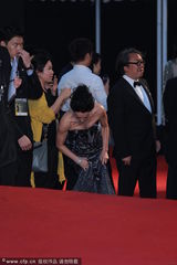 组图：惠英红现身红毯 俯身提裙性感风情