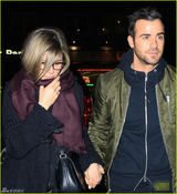 组图：安妮斯顿与未婚夫秀恩爱 手中钻戒闪瞎眼