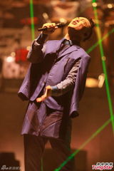 组图：陈奕迅演唱会化浓妆 搞怪献唱掀高潮