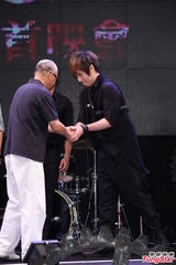 组图：五月天亮相电影首映会 台上火热献唱