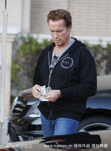 幻灯图：施瓦辛格与儿子逛街 父子情深场面温馨