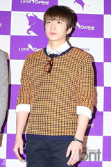 组图：2PM携代言品牌办签名会 尼坤呆萌亮相