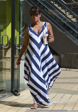 组图:哈莉-贝瑞吊带长裙现身 大肚浑圆罩杯升级