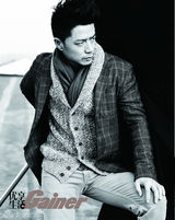 组图：段奕宏杂志封面俏皮玩车胎  动静诠释男人魅力