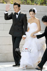 幻灯图：张东健高小英婚礼现场 夫妇亮相甜蜜亲吻 