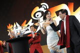 高清组图：2011微博之夜 张俪郑渊洁等嘉宾玩夹粉丝