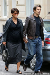 组图：哈利-贝瑞挺大肚散步 未婚夫恩爱陪伴