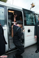 高清图：郭晶晶霍启刚8日注册 闪钻迷人美背抢镜