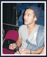 组图：周杰伦香港开唱拒脱衣 容祖儿露背助阵