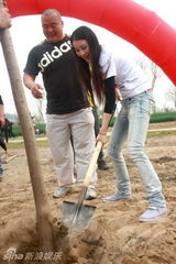 幻灯：《水浒》剧组还愿 甘婷婷黄河边种英雄树